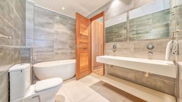 Deluxe Apartment | Bathroom | Free toiletries, slippers, towels, toilet paper