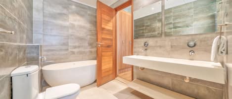 Deluxe Apartment | Bathroom | Free toiletries, slippers, towels, toilet paper