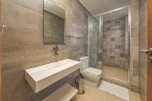 Apartamento luxo | Banheiro | Produtos de toalete grátis, chinelos, toalhas de banho, papel higiênico