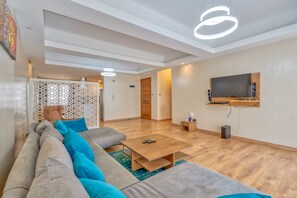 Departamento Deluxe | Área de sala de estar | Televisión de pantalla plana 