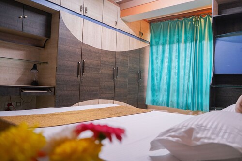 "Prime 4BHK: Ideal Location, 5 Min Walk to Market!"