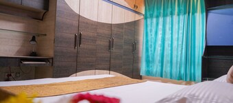 "Prime 4BHK: Ideal Location, 5 Min Walk to Market!"