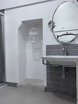 House, 2 Bedrooms, Smoking, Balcony | Bathroom | Slippers