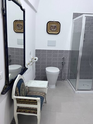 Talo, 2 makuuhuonetta, tupakointi sallittu, parveke | Kylpyhuone | Tohvelit