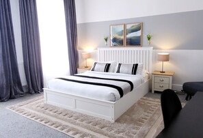 2 habitaciones, escritorio y tabla de planchar con plancha 