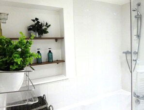 Hårføner, håndklær, såpe og sjampo