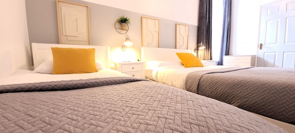 2 habitaciones, escritorio y tabla de planchar con plancha 