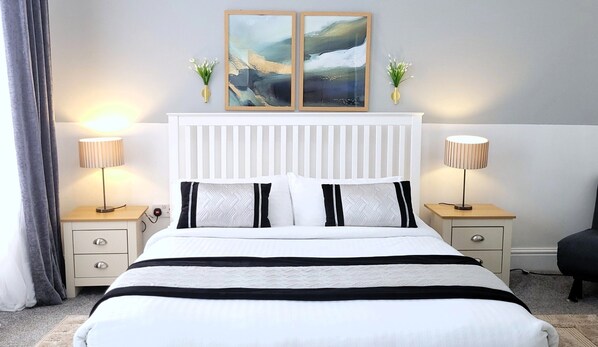 2 habitaciones, escritorio y tabla de planchar con plancha 