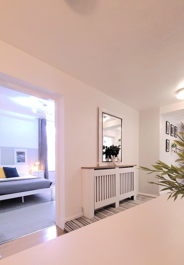 2 chambres, bureau, fer et planche à repasser, lit de bébé portatif