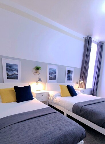 Wigan Central Park I Extra Large Family Apartment + Free Parking I 6 Guests