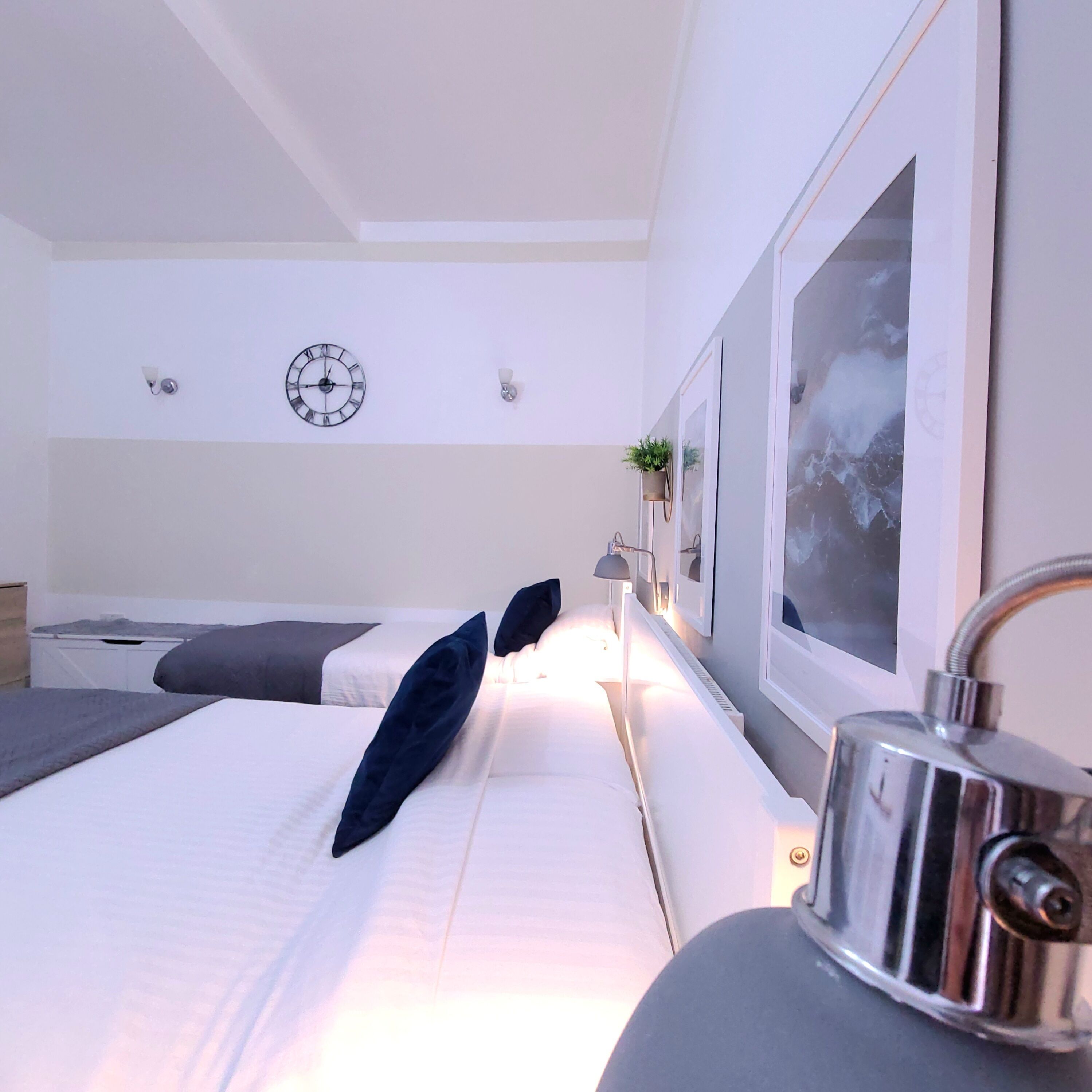 2 chambres, bureau, fer et planche à repasser, lit parapluie