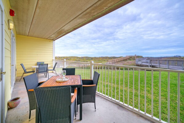Outdoor dining - Salt & Sun by AvantStay | Beach Access + Pool (Port Aransas)