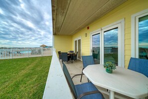 Outdoor dining - Salt & Sun by AvantStay | Beach Access + Pool (Port Aransas)
