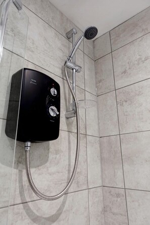 House | Bathroom | Combined shower/tub, deep soaking tub, hair dryer, towels - West Lake District Stays -contractor Accommodation (Maryport)