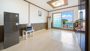 Basic Room, 1 Bedroom (B102) | 1 bedroom, free WiFi - Geoje Youngsu Pension (Geoje)