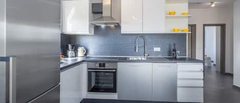 Een koelkast, een oven, een vaatwasser, een koffiezetapparaat/waterkoker