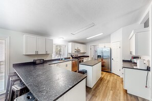 Kjøleskap, mikrobølgeovn, ovn og kokeplater