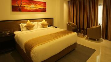 Värdeförvaringsskåp på rummet, individuell inredning och skrivbord