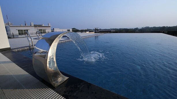 Una piscina infinita en la azotea con un moderno elemento acuático.
