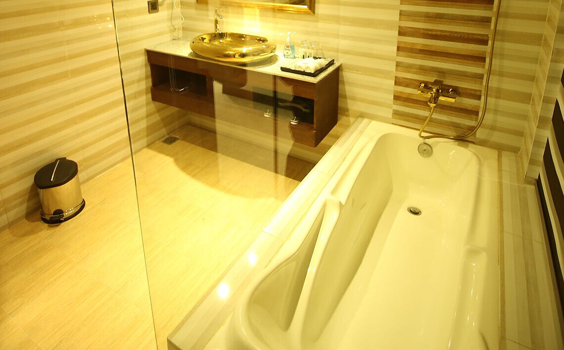 Deep soaking bathtub