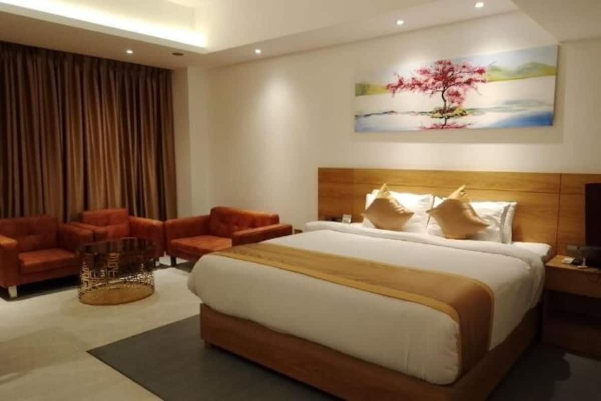 In-room safe, individually decorated, desk, soundproofing