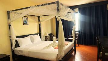 Caja de seguridad en la habitación, escritorio y cortinas blackout