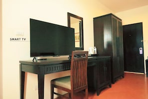 1 habitación, caja de seguridad en la habitación y escritorio