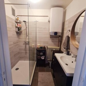 Apartment | Bathroom | Shower, hair dryer, towels - Spacious 2 Bedroom App in the Center With Terrace (Ghent)