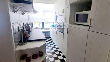 Appartement | Privékeuken | Een koelkast, een microgolfoven, een oven, een kookplaat