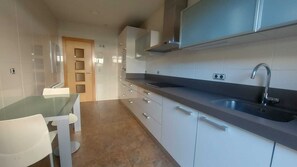 Basic Room, 1 Double Bed | Shared kitchen | Fridge, cookware/dishes/utensils - Las Violas 9 (Madrid)