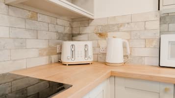 Småhus | Eget kjøkken | Kjøleskap, mikrobølgeovn, ovn og kokeplater