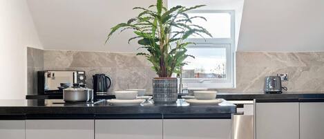 Refrigerador, microondas, horno, placa de cocina