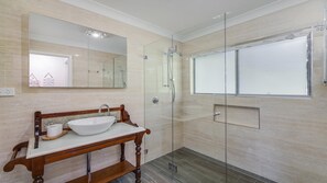 Douche, sèche-cheveux, serviettes fournies