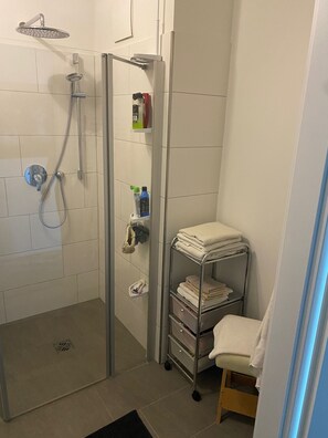 Shower, hair dryer, towels, soap - Moderne 3 Zimmer Ferienwohnung an der Weser (Bremen)