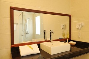Royal-Doppelzimmer | Badezimmer | Kostenlose Toilettenartikel, Haartrockner, Hausschuhe, Bidet