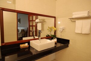 Artículos de tocador gratuitos, secador de pelo, pantuflas, bidet