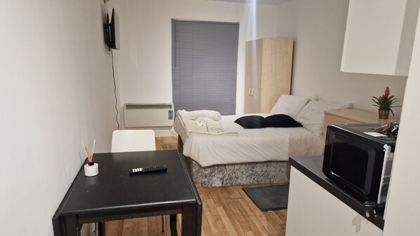 1 bedroom, iron/ironing board, WiFi, bed sheets - Cozy Living Studio at Camberwell, Zone 2 (London)