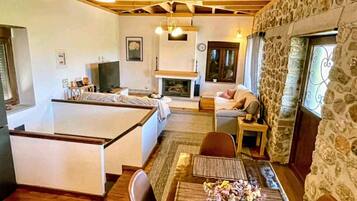 Smart TV, fireplace, stereo