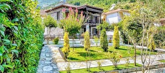 A  villa in the mountains with  all amenities super close to great hiking tails 