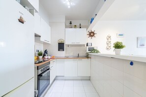 Een koelkast, een microgolfoven, een oven, een kookplaat
