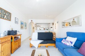 TV - 0136-SANT MAURICI Apartment with canal view and pool (Empuriabrava)