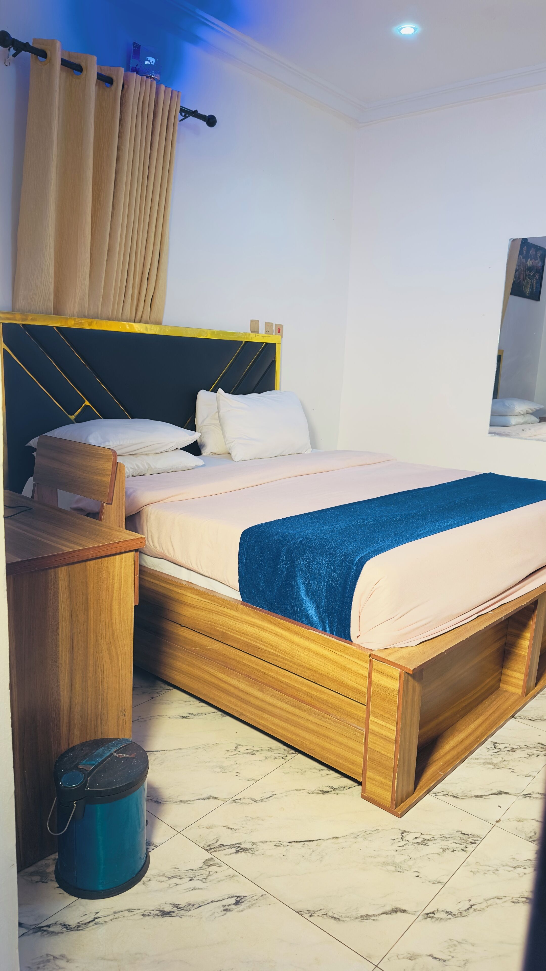 Desk, laptop workspace, free WiFi