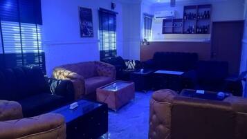 2 bares/lounges, bar ao lado da piscina