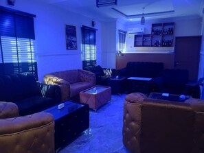 2 bars/lounges, poolside bar