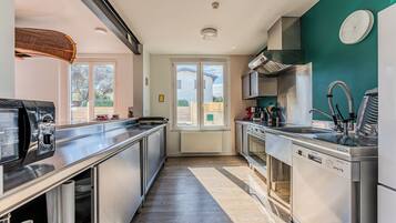 JÀÀkaappi, mikroaaltouuni, uuni, liesi