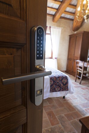 1 bedroom, in-room safe, desk, iron/ironing board - Locanda di Montegiove (Fano)