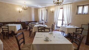 Petit déjeuner continental (9 EUR par personne)