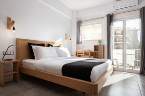 Egyptian cotton sheets, premium bedding, memory-foam beds, in-room safe - Acropolis Cozy Living (Athens)