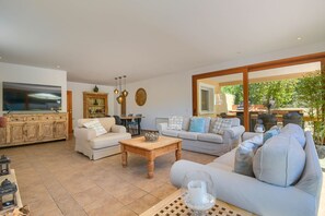 Smart TV, fireplace - Villa Vida (VC)
