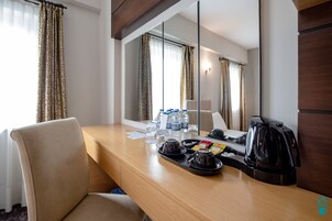 Standard-Dreibettzimmer | Hochwertige Bettwaren, Minibar, laptopgeeigneter Arbeitsplatz